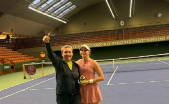 Победительница турнира с тренером. Фото с официальной страницы спортшколы №2 в Вконтакте