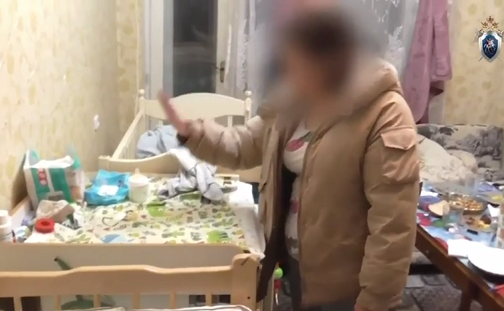 Женщина рассказывает, как била ребёнка во время следственного эксперимента. Скрин видео пресс-службы Следственного комитета по Ростовской области