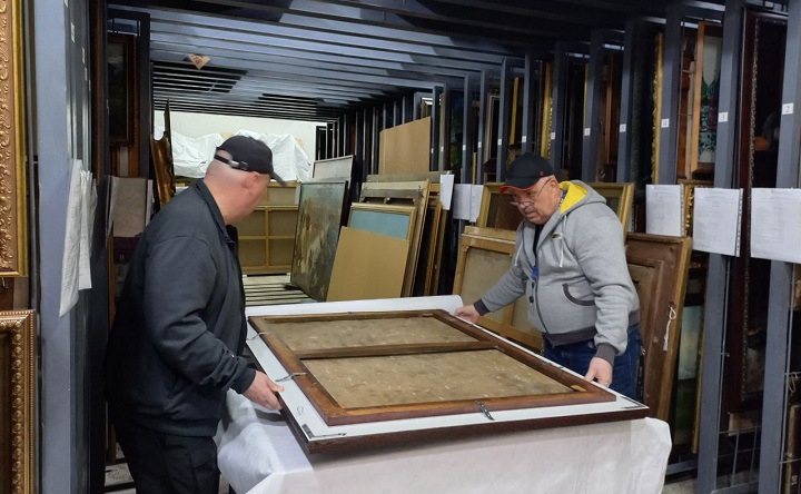 Подготовка полотен к транспортировке. Фото пресс-службы ТХМ