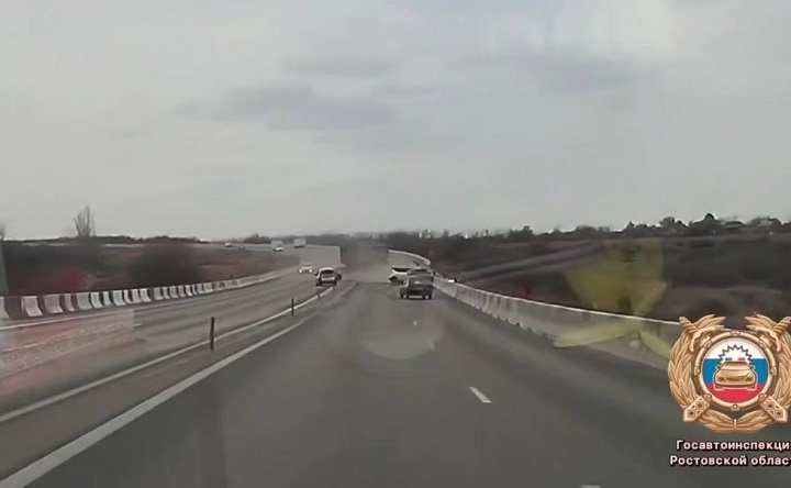 Момент столкновения. Скриншот видео пресс-службы Госавтоинспекции Ростовской области