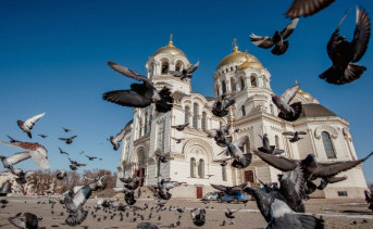 Голуби взлетают на площади у Вознесенского собора в Новочеркасске. Фото Виктории Громовой