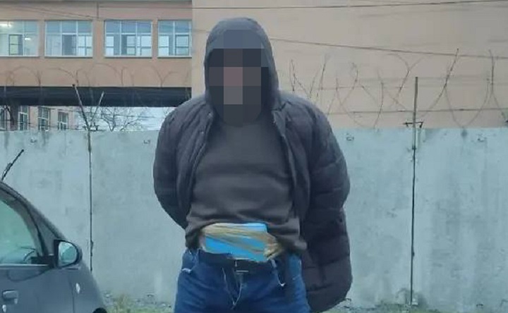 Один из задержанных участников преступления. Фото пресс-службы Управления на транспорте МВД России по СКФО