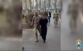 Задержанных ведут в отдел МВД РФ «Волгодонское». Скрин видео пресс-службы ГУ МВД России по Ростовской области