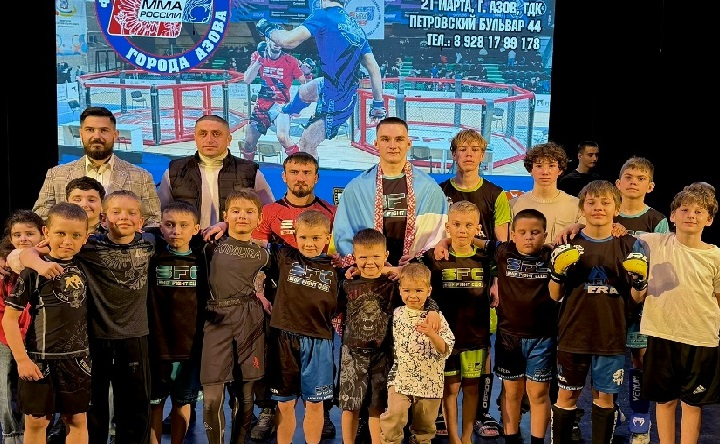 Участники первенства по ММА. Фото спортивного клуба SKIF