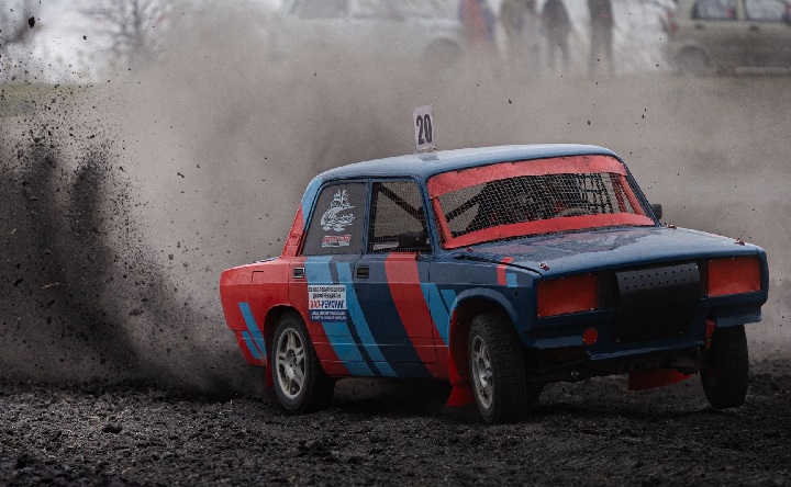 Участник автокросса. Фото Ксении Широковой