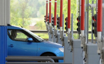 Автомобиль на пункте оплаты. Фото Артёма Коротаева\ТАСС