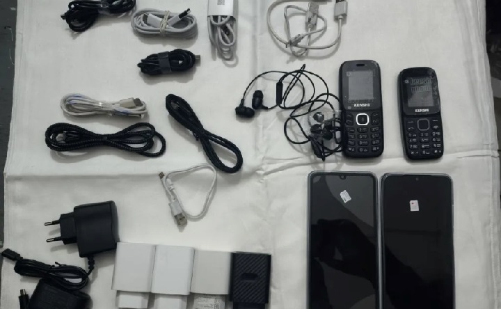 Предметы, изъятые в СИЗО-2. Фото пресс-службы ГУФСИН РО