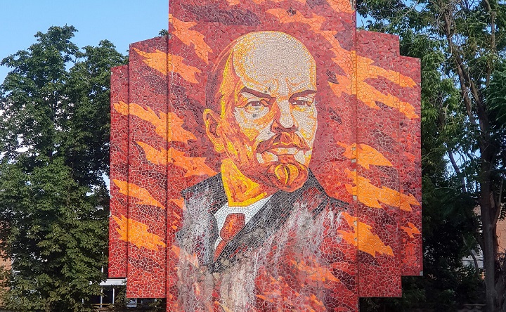 Уничтоженное ураганом панно с изображением Ленина. Фото Яндекс Карты