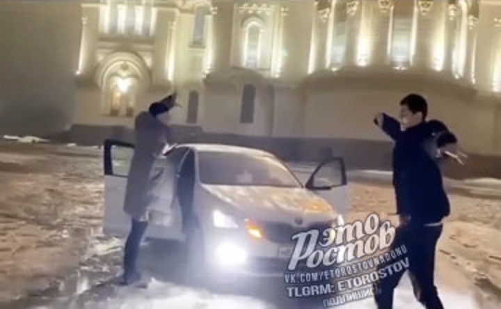 Танцы у собора. Скриншот из видео паблика «Это Ростов» в социальной сети «ВКонтакте»