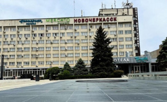 Площадь перед гостиницей «Новочеркасск». Архивное фото Дениса Лагутина
