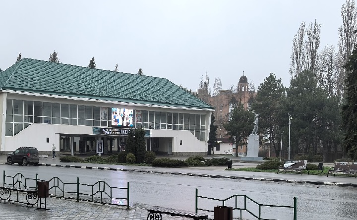 Площадь перед ГДК. Фото Романа Гурина