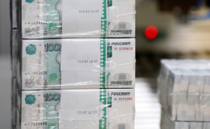 Пачки купюр. Фото Артёма Геодакяна, ТАСС