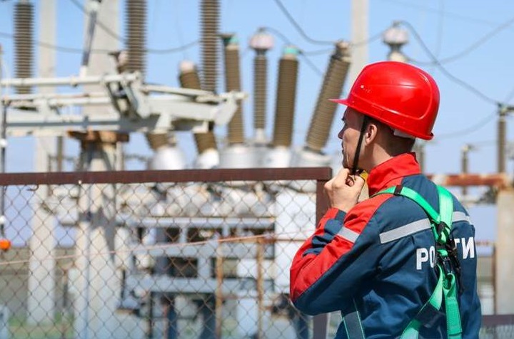 Энергетик на трансформаторной подстанции. Фото для иллюстрации пресс-службы «Россети-Юг»