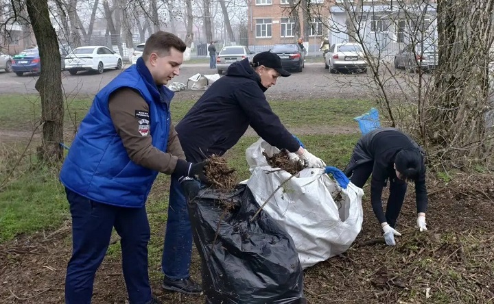 Субботник в Таганроге. Фото мах-канала Светланы Камбуловой
