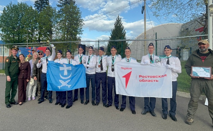 Участники игры «Зарница 2.0». Фото с официальной страницы Вконтакте МБОУ СОШ №1 г. Азова