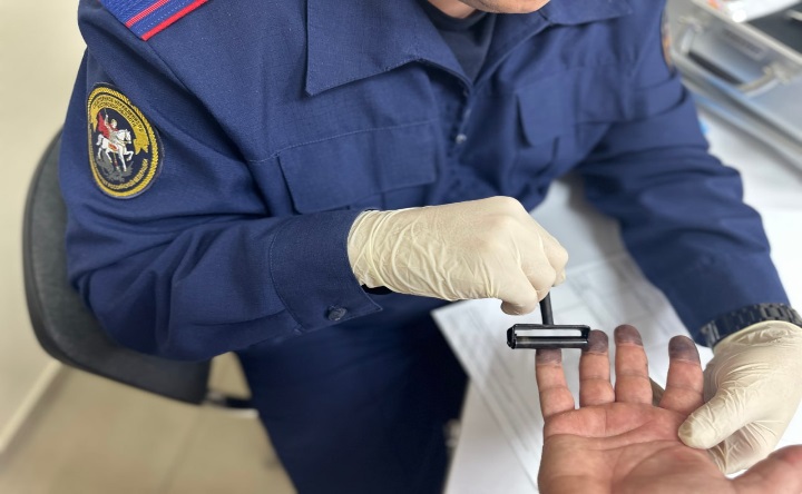 Снятие отпечатков пальцев. Фото пресс-службы Следственного комитета РФ по Ростовской области