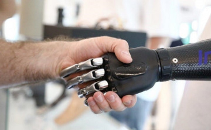 Человек и робот. Фото Артура Новосильцева