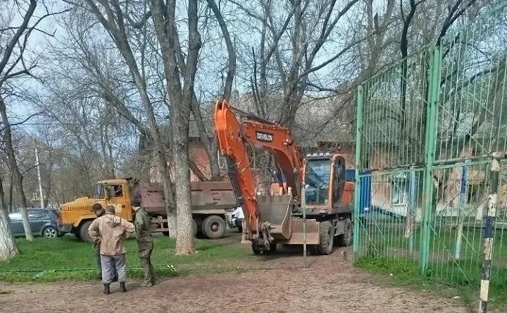 Рабочие и техника на месте будущей площадки ГТО. Фото канала Светланы Камбуловой