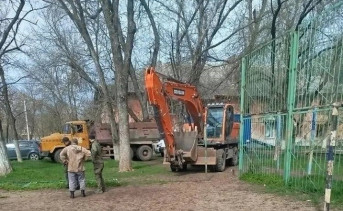 Рабочие и техника на месте будущей площадки ГТО. Фото канала Светланы Камбуловой