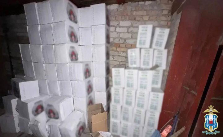 Коробки с изъятым нелегальным алкоголем. Скрин видео пресс-службы ГУ МВД России по Ростовской области