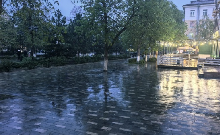 Дождливый Петровский бульвар. Фото Романа Гурина