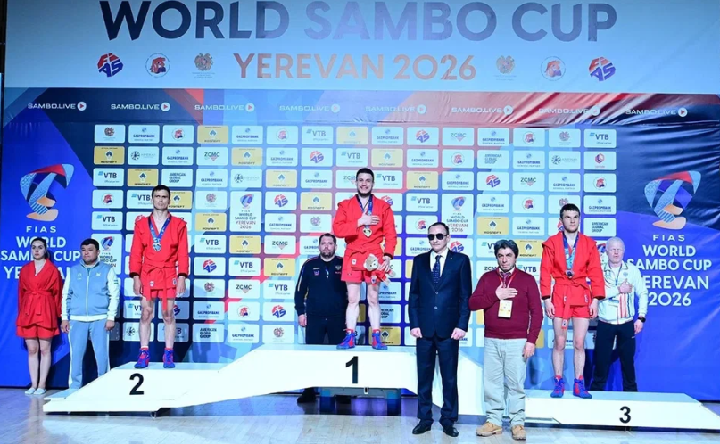 Андрей Демидов на пьедестале почёта. Фото пресс-службы Всероссийской федерации самбо
