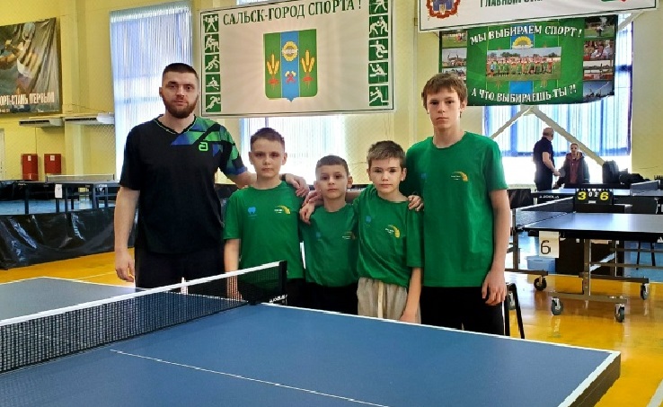 Участники первенства по теннису. Фото Никиты Бутвина