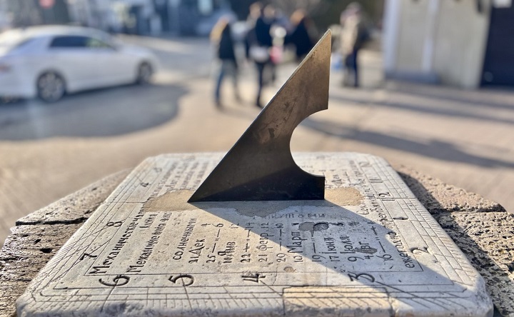 Солнечные часы. Фото ruffnews.ru