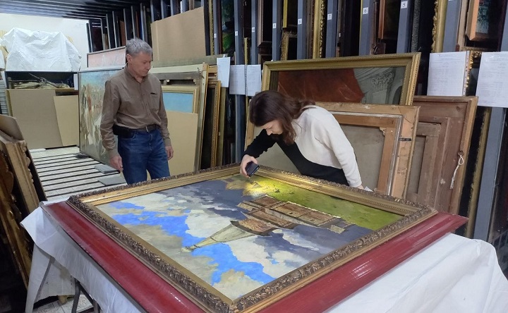 Картины, вернувшиеся с выставок, принимают в ТХМ. Фото пресс-службы музея