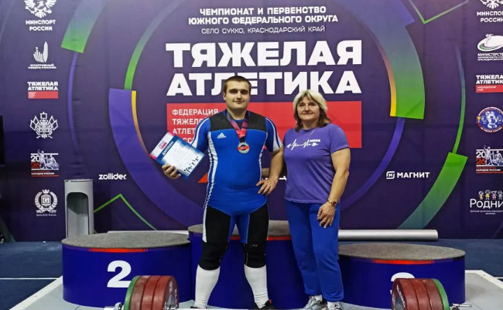 Артём Глушко и тренер Инна Протасова. Фото управления по информационной политике ЮРГПУ (НПИ)