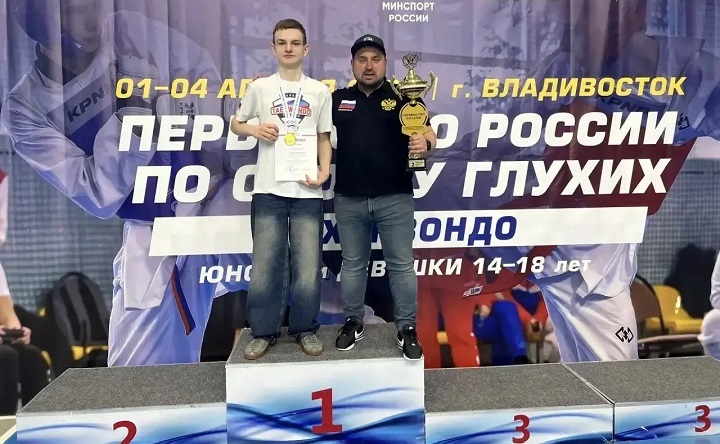 Роман Сазоненко с тренером Власом Шаповаловым