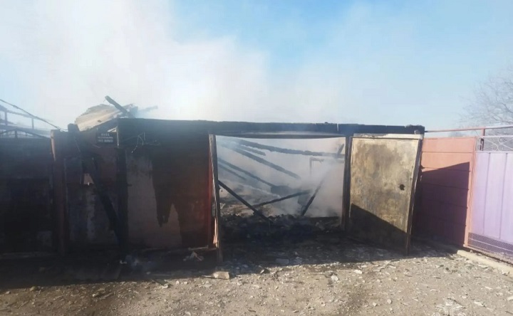 Сгоревшая летняя кухня. Фото пресс-службы МЧС по Ростовской области