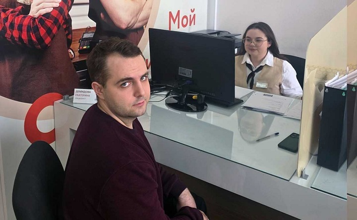 Кирилл Турбин регистрирует бизнес. Фото управления информационной политики Правительства Ростовской области