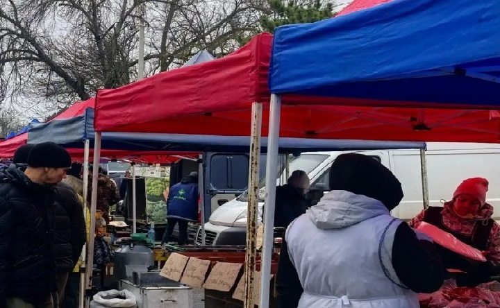 Палатки торговцев на ярмарке. Фото пресс-службы администрации Азова