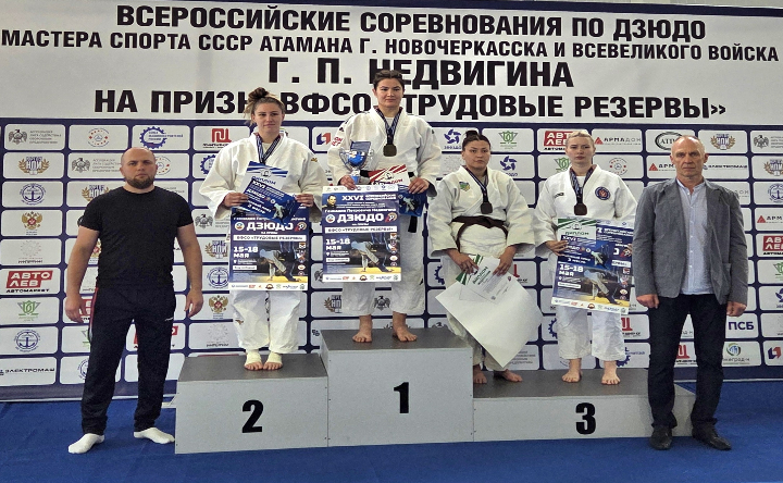 Награждение участников соревнований. Фото пресс-службы управления по физической культуре и спорту администрации Новочеркасска