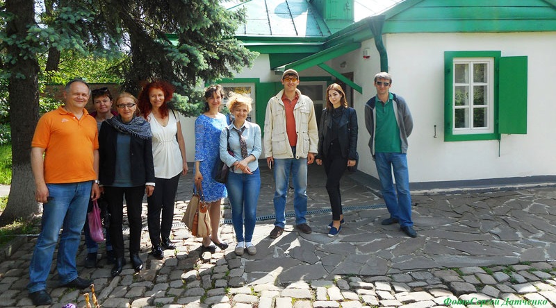 Сергей Датченко (в центре) с экскурсантами на программе по Чеховским местам. Фото Сергея Датченко