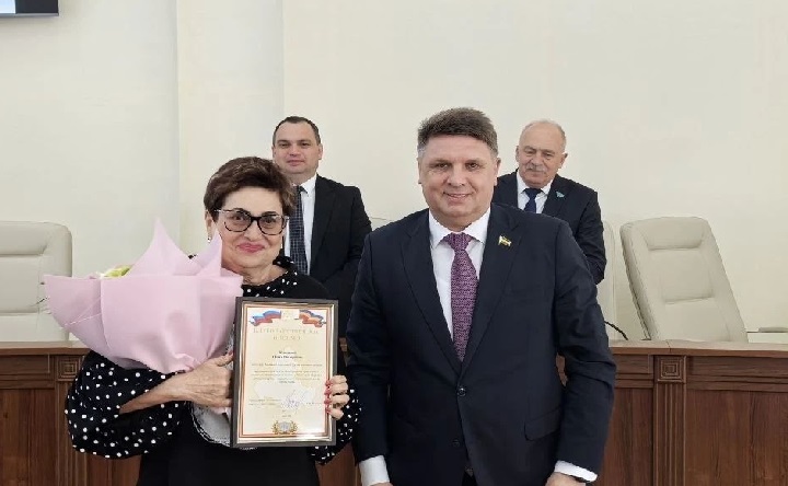 Награждение депутата Ольги Каплиной. Фото пресс-службы администрации Азова