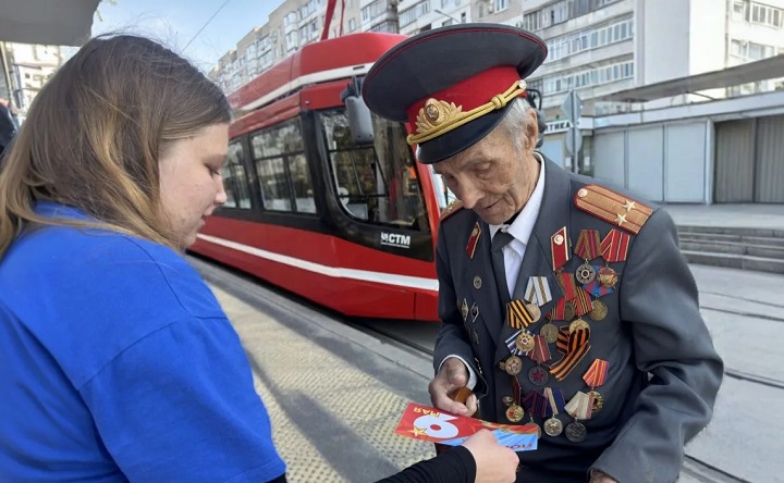 Поздравление ветерана. Фото Романа Корякина