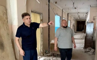 Владимир Влазнев в ЦРБ Азовского района. Фото пресс-службы Законодательного собрания Ростовской области