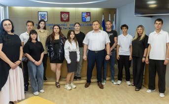 Дети-сироты получили ключи от квартир. Фото канала Светланы Камбуловой