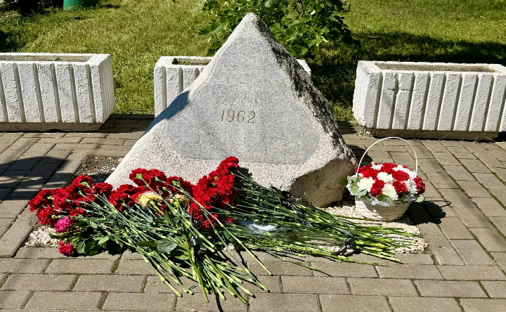 Цветы у памятного камня. Фото telegram-канала Павла Исакова