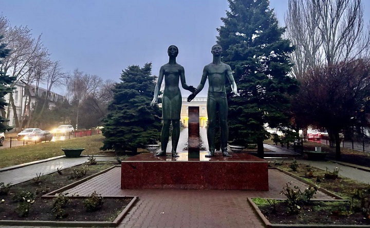 Памятник героям-подпольщикам «Клятва юности». Фото ruffnews.ru