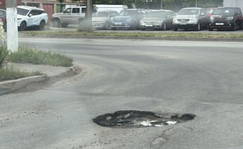 Яма на дороге. Фото ruffnews.ru