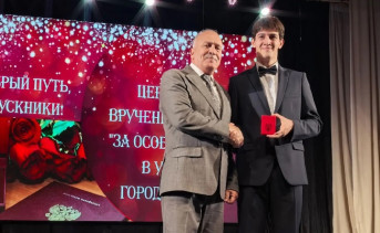Вручение медали. Фото пресс-службы администрации Азова