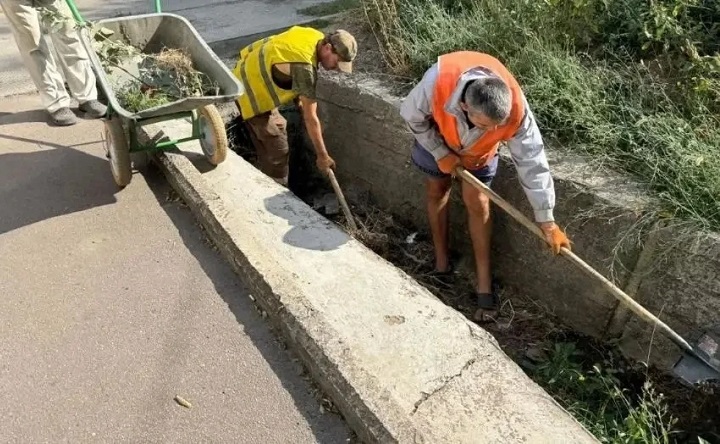 Чистка ливнёвок в Таганроге. Фото канала Егора Долматова