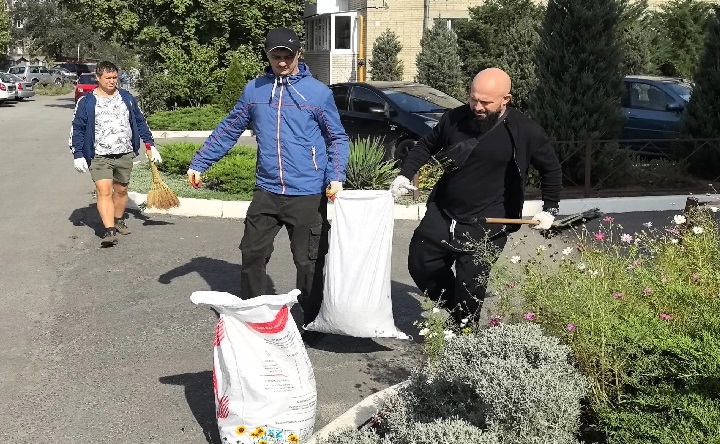 Уборка обломков. Фото пресс-службы администрации Азова
