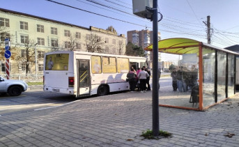 Автобус на остановке. Фото пресс-службы городской думы