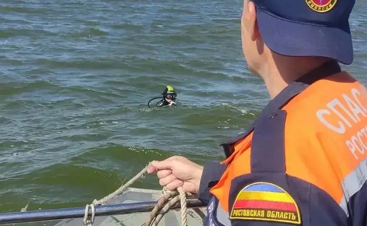 Водолаз погружается в Таганрогский залив. Фото пресс-службы ДЧПС Ростовской области