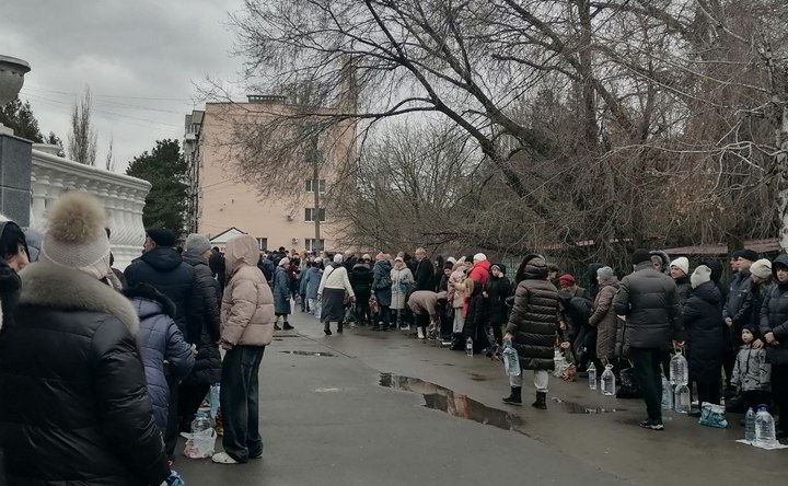 Очередь верующих на освящение воды. Фото пресс–службы администрации Азова