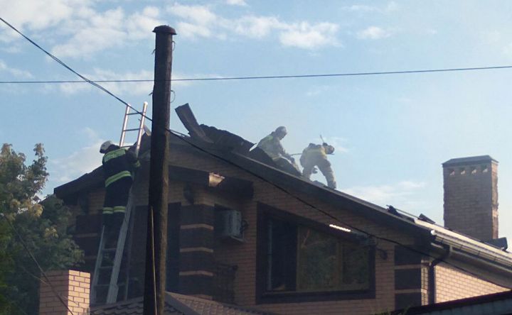 Пожарные на крыше дома. Фото ruffnews.ru